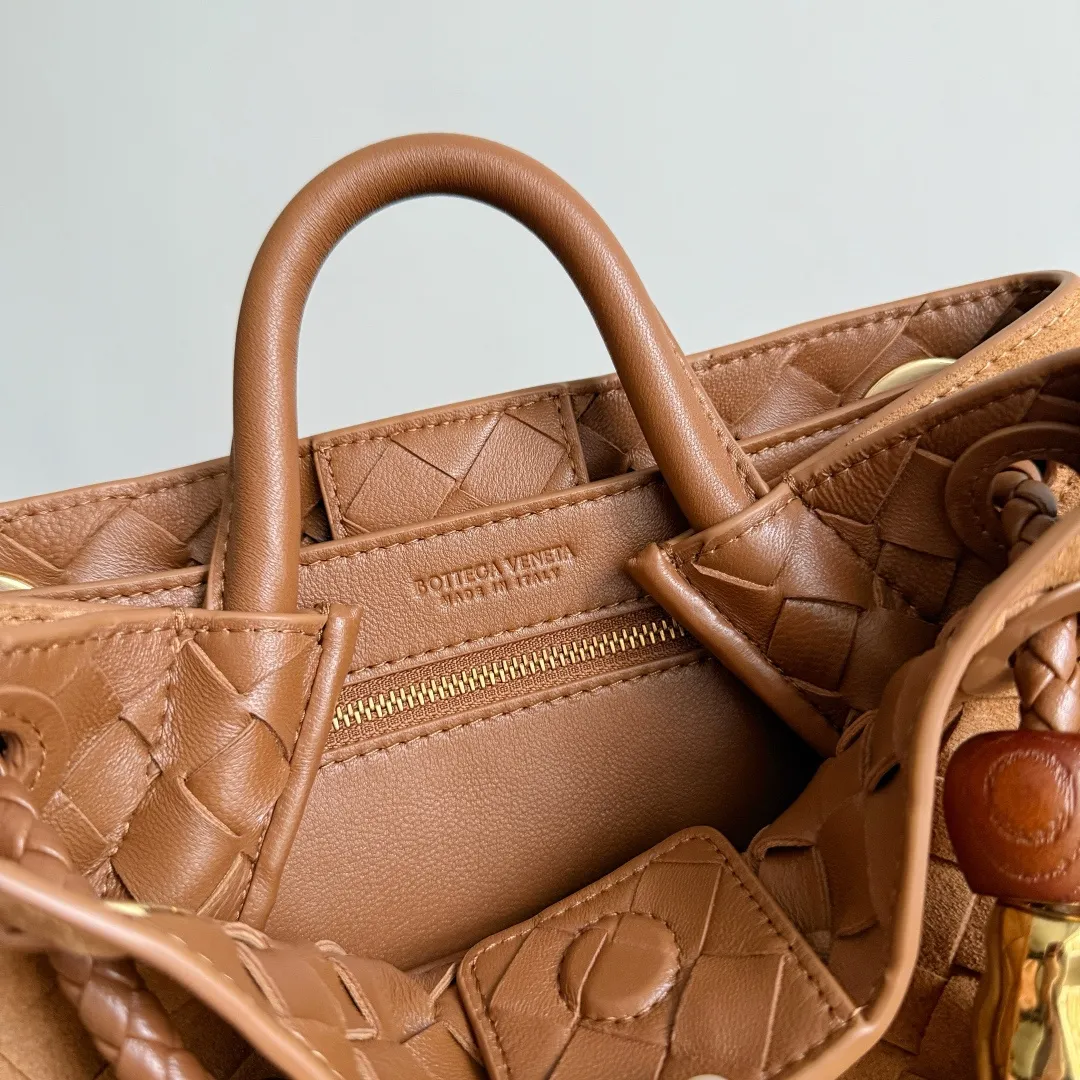 The new Andiamo batch of 3060 BV is shipped‼ ️The classic intercciato weaving process is used to create a soft bag, the metal knot is made of micro-cast aluminum using jewelry technology🪢, and the decorative beads are made of metal and hand-polished oak, allowing you to jump repeatedly between elegance and fun💃, making it unpredictable. Classic and versatile, it shows off your temperament, and the bag has a large capacity, making it very convenient for daily commuting! It has a variety of carrying methods, the shoulder straps can be adjusted by yourself, the original lambskin feels soft and delicate, and the unisex style breaks gender boundaries and brings a more practical and long-lasting use experience. The Andiamo, which has both elegant and casual styles, perfectly interprets the "fashionable old money style". Style number: 743568+wood hardware Color: suede amber brown Size: 25*22*10.5cm